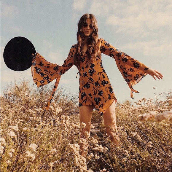 ✨ Final Price- Cross Over Bell Sleeve Romper - Picture 6 of 6